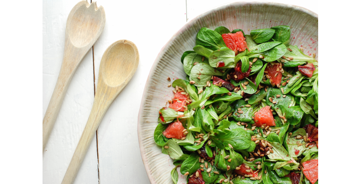 Field salad with grapefruit and toasted seeds