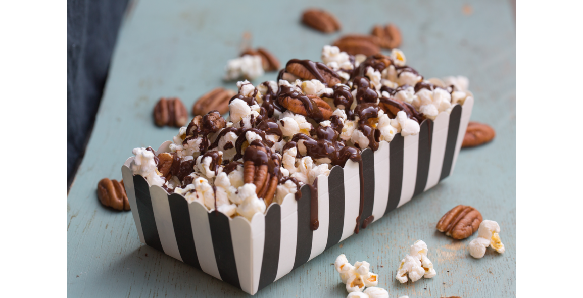 Popcorn with pecan nuts and semisweet chocolate