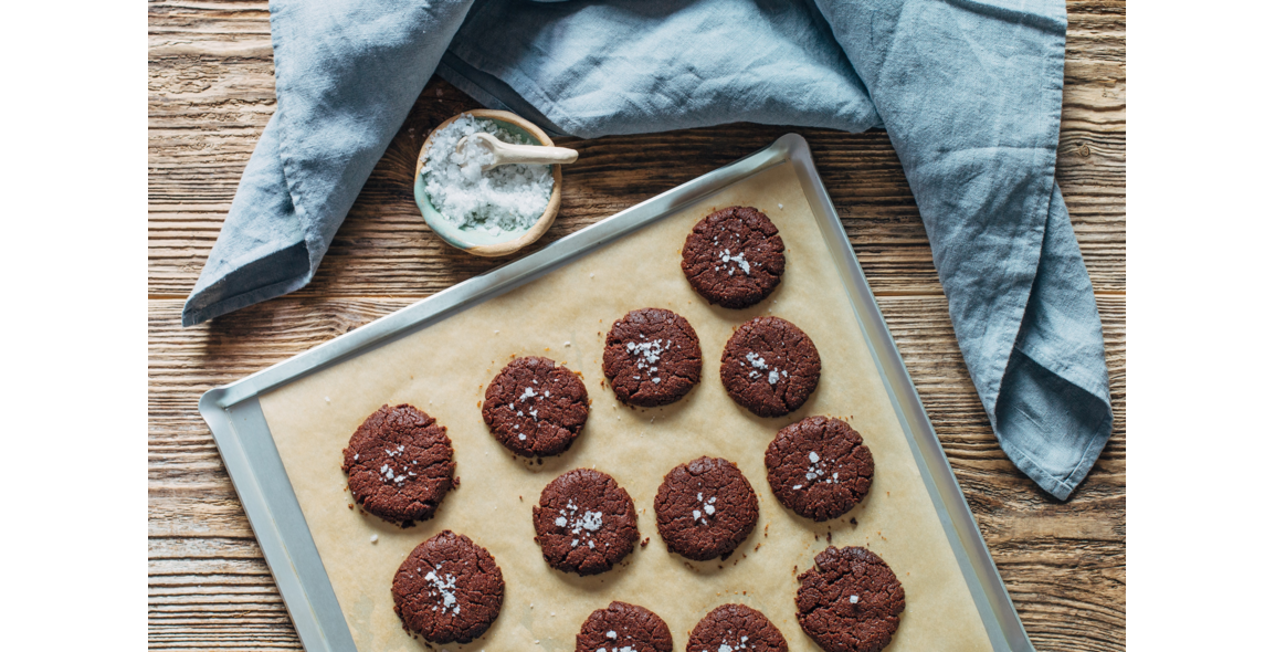 Chocolate cookies with red lentil flour
