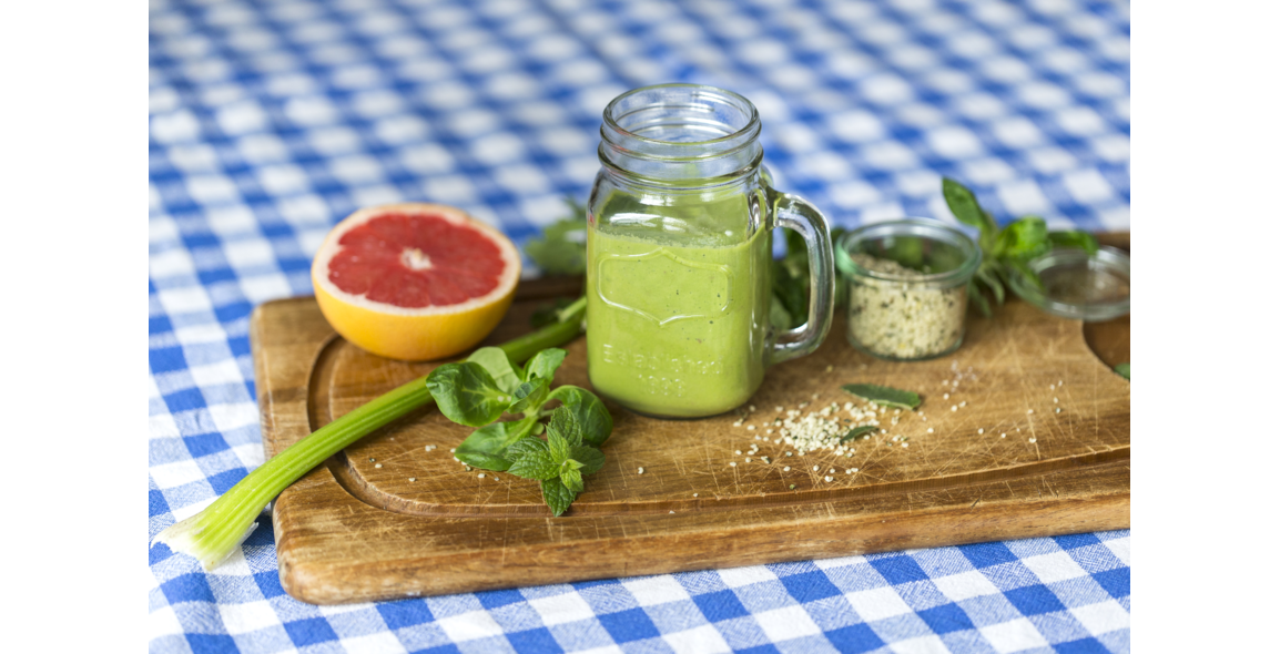 Rapunzel Smoothie with lamb’s lettuce, hemp seeds and grapefruit
