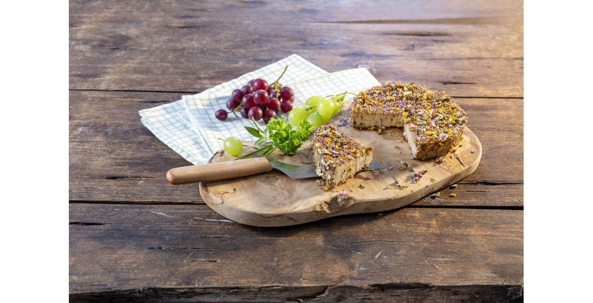 Cashew >cheese< with wild herbs
