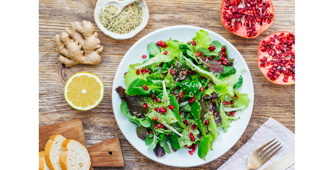 Salad with asian dressing, pomegranate and hemp seeds