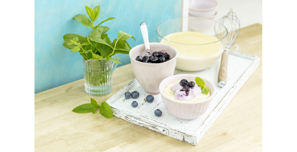 Maize semolina mash with almond oil and blueberries