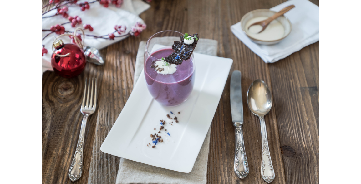Red cabbage spice soup with smoked black bread chip