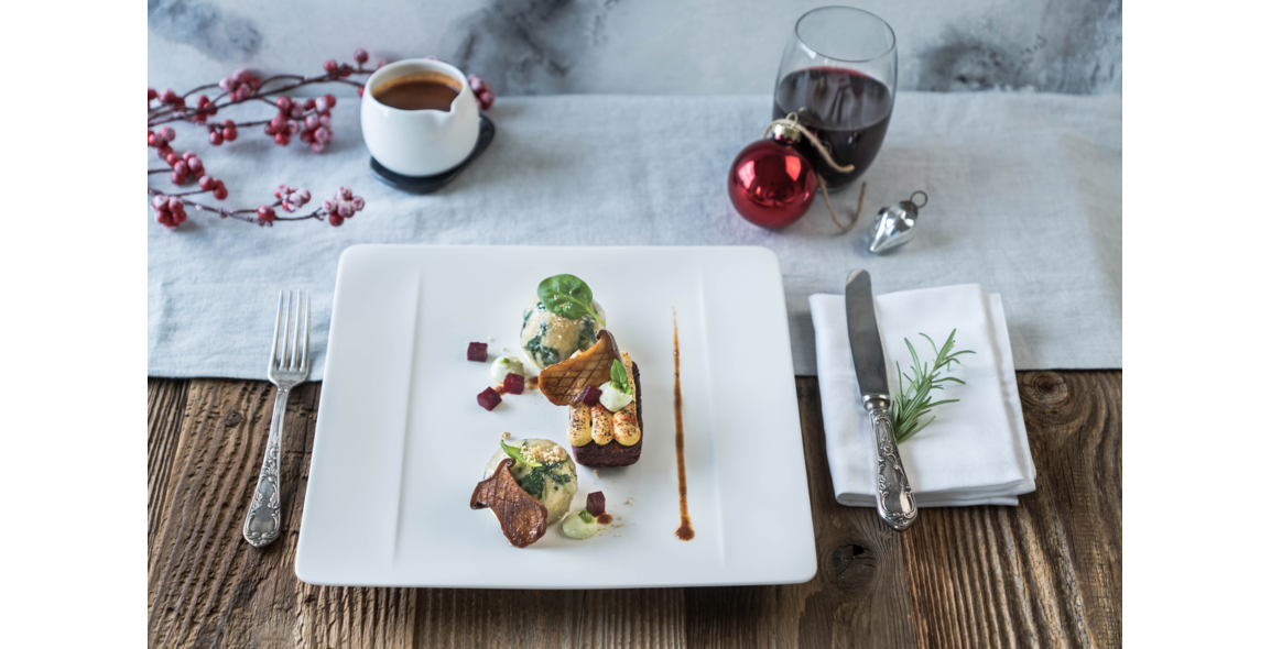 Chipotle roast with mustard crust, spinach dumplings and balsamic seitlings