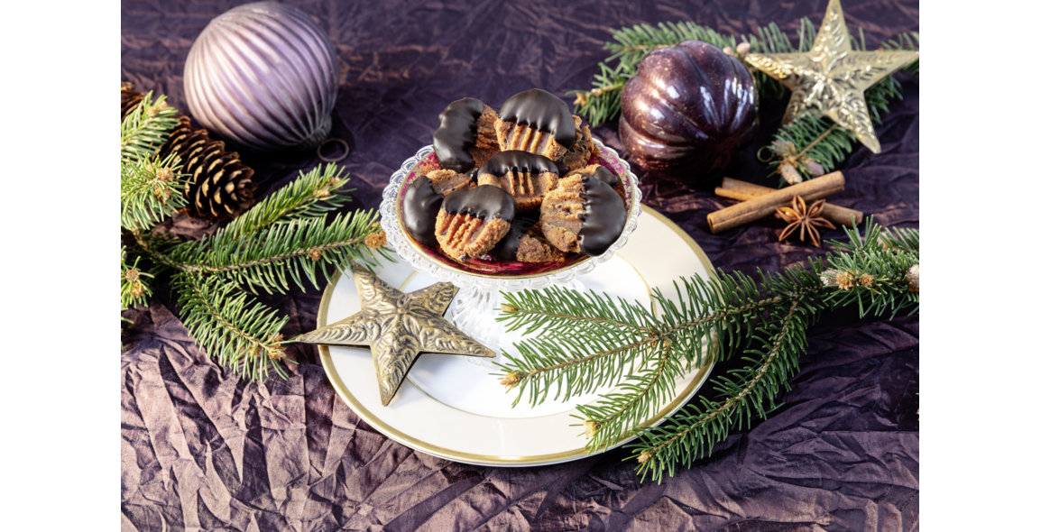 Gingerbread made of almond flour with dates and chia