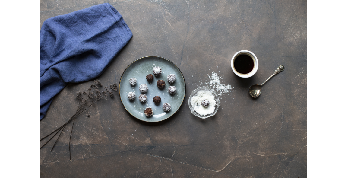 Date-haselnut balls with coconut
