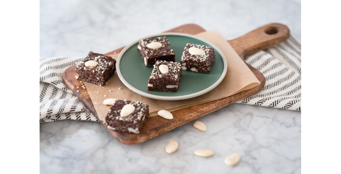 Low carb choco-fudge with hempseeds and almonds