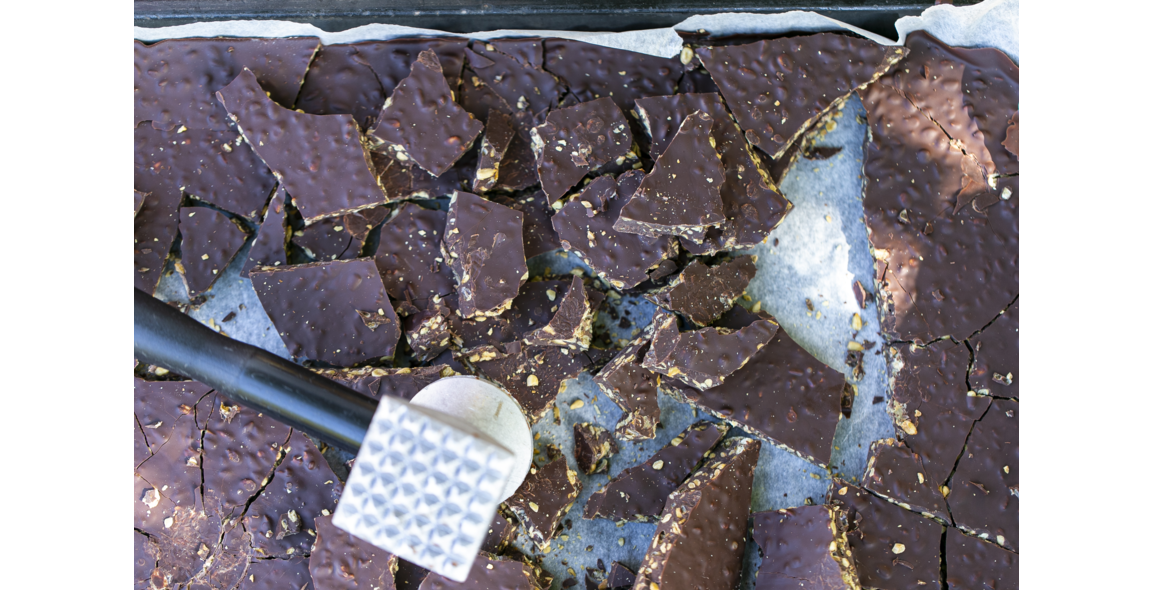 Semisweet chocolate bites with caramelized sunflower seeds