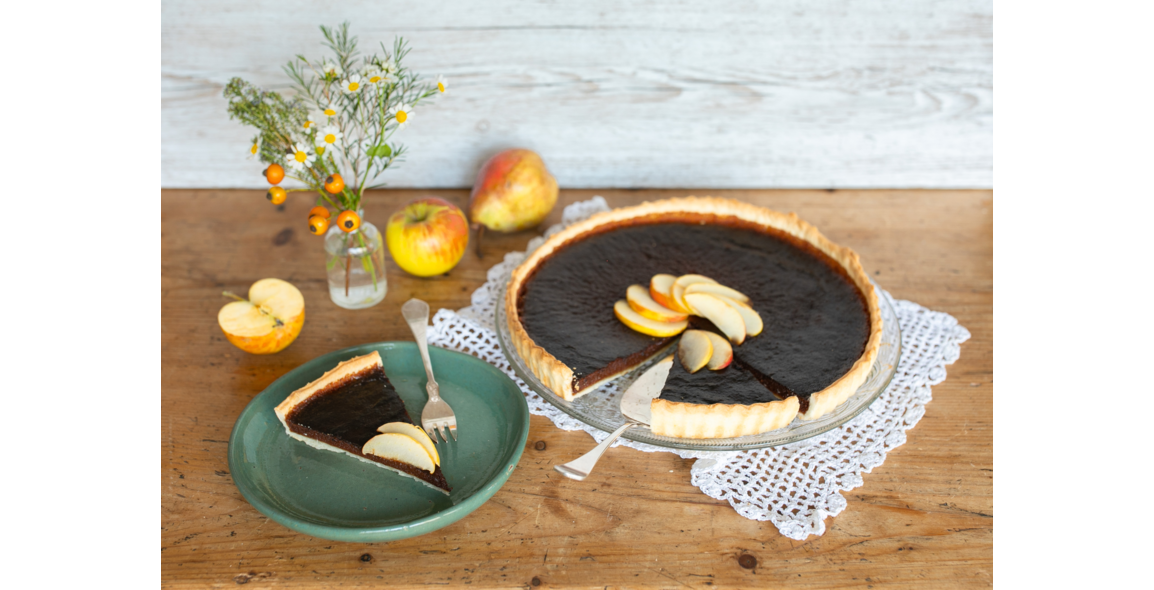 Tart with pear-apple spread