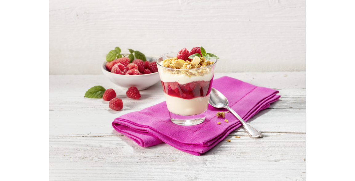Tonka pudding with raspberries and almond and coconut crunchy cereal