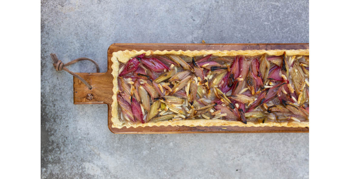 Rhubarb pie with almonds