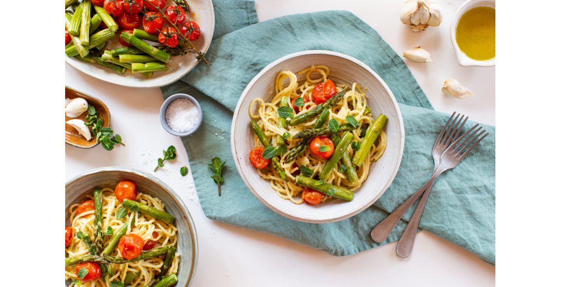 Spaghetti with green asparagus and cherry tomatoes in almond sauce