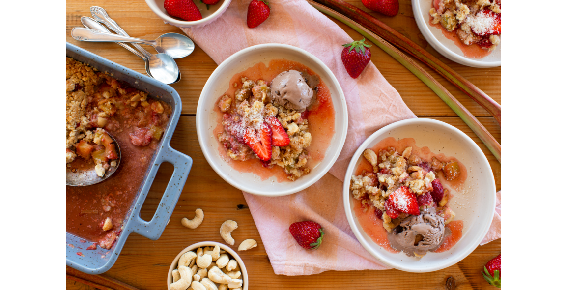 Strawberry rhubarb crumble with tonka