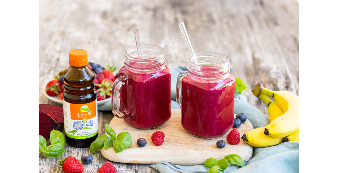 Red smoothie with berries and linseed oil