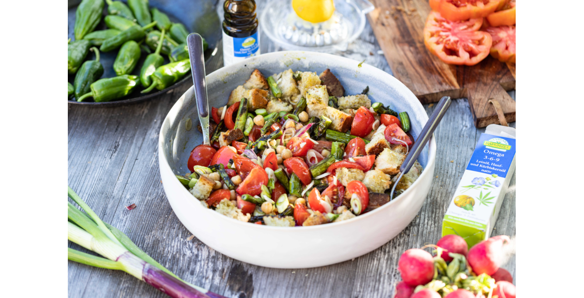 Bread salad with green asparagus and chickpeas