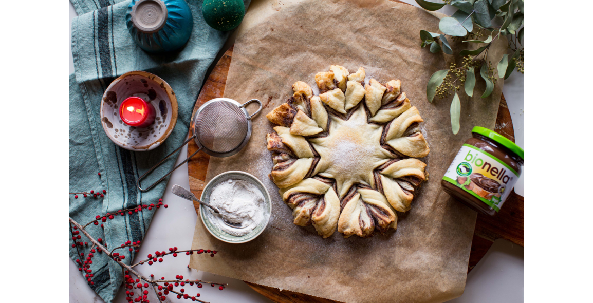 Vegan christmas star filled with chocolate