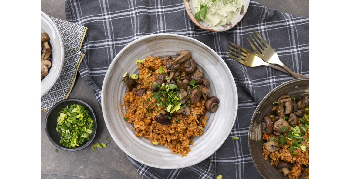 Green Bulgur spelled pilaf with yogurt sauce