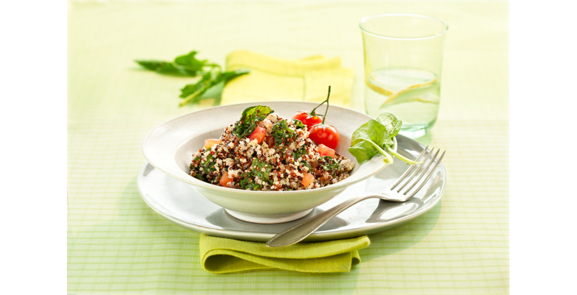 Quinoa risotto with tomatoes, spinach and cheese