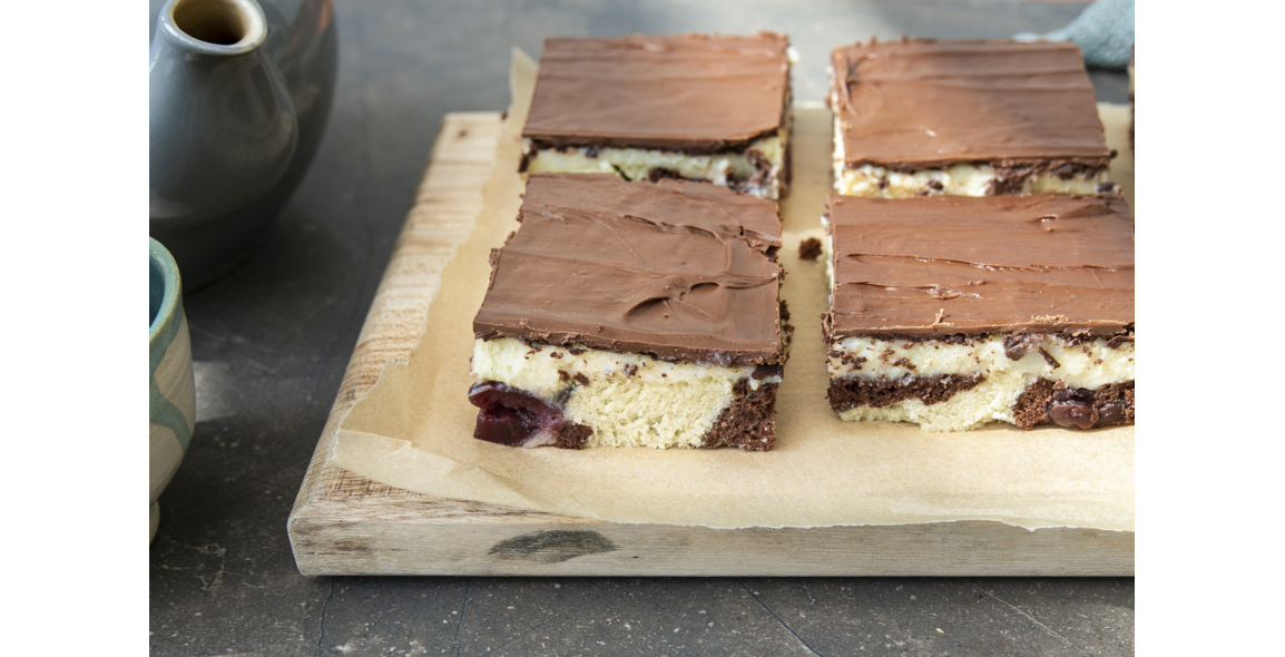 Black and white cake with pudding filling