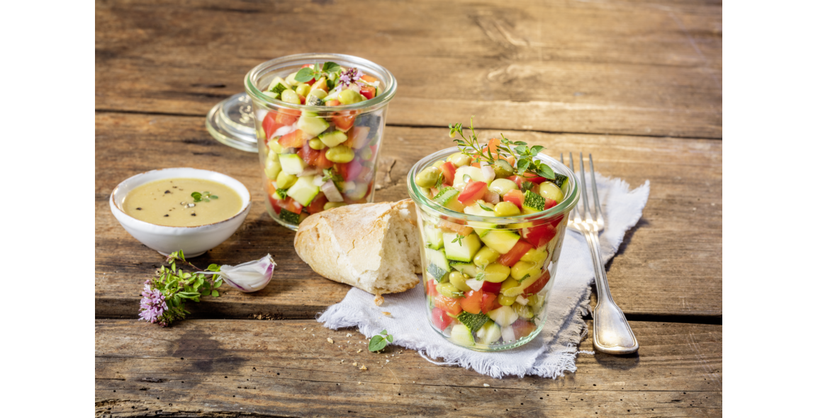 Edamamé soy beans salad with colourful vegetables