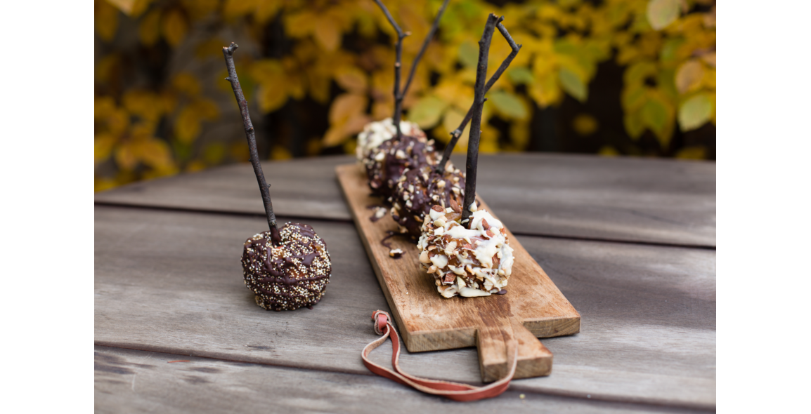 Caramel Apples with Chocolate und Nut Toppings