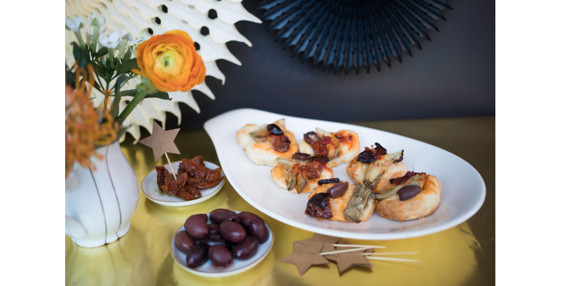 Pizza bites with olives, artichokes und sun dried tomatoes